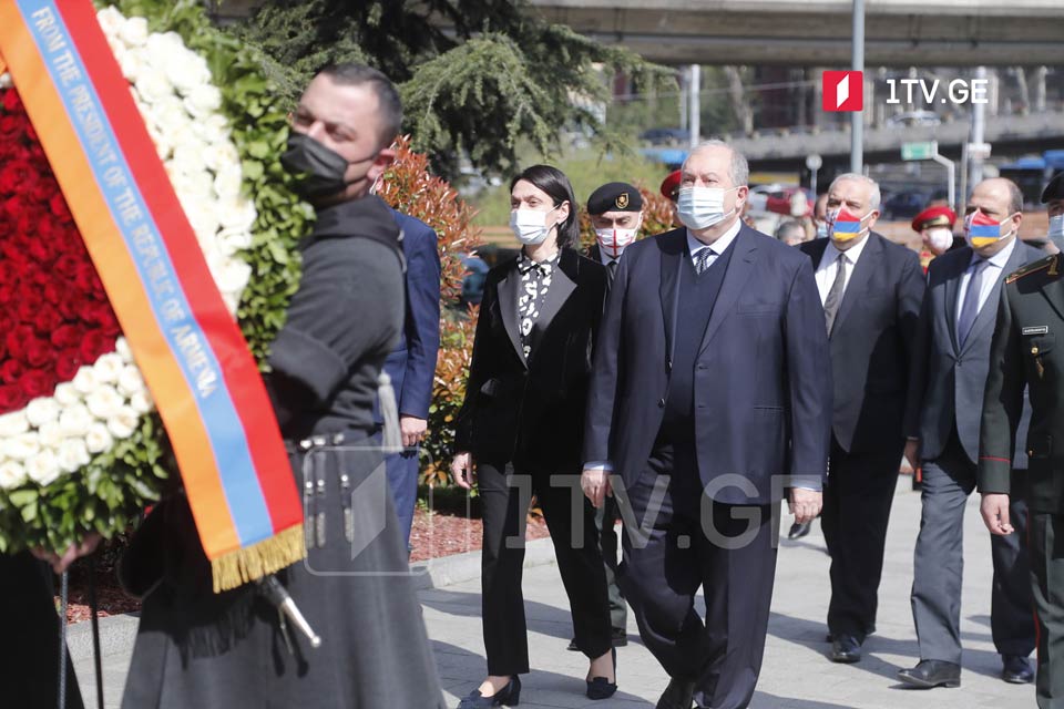 Հայաստանի նախագահը ծաղկեպսակ է դրել Վրաստանիի միասնության համար զոհված հերոսների հուշակոթողին (ֆոտո)