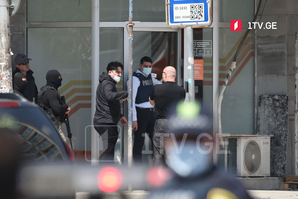 Ворвавшийся в филиал "Банка Грузии задержан, заложники освобождены