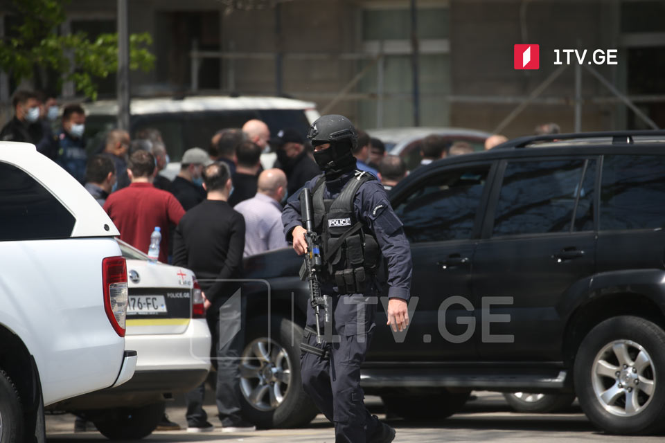 "Gürcüstan Bankının" binasından hüquqmühafizəçilər bir neçə nəfəri çıxarda bildilər [Foto]