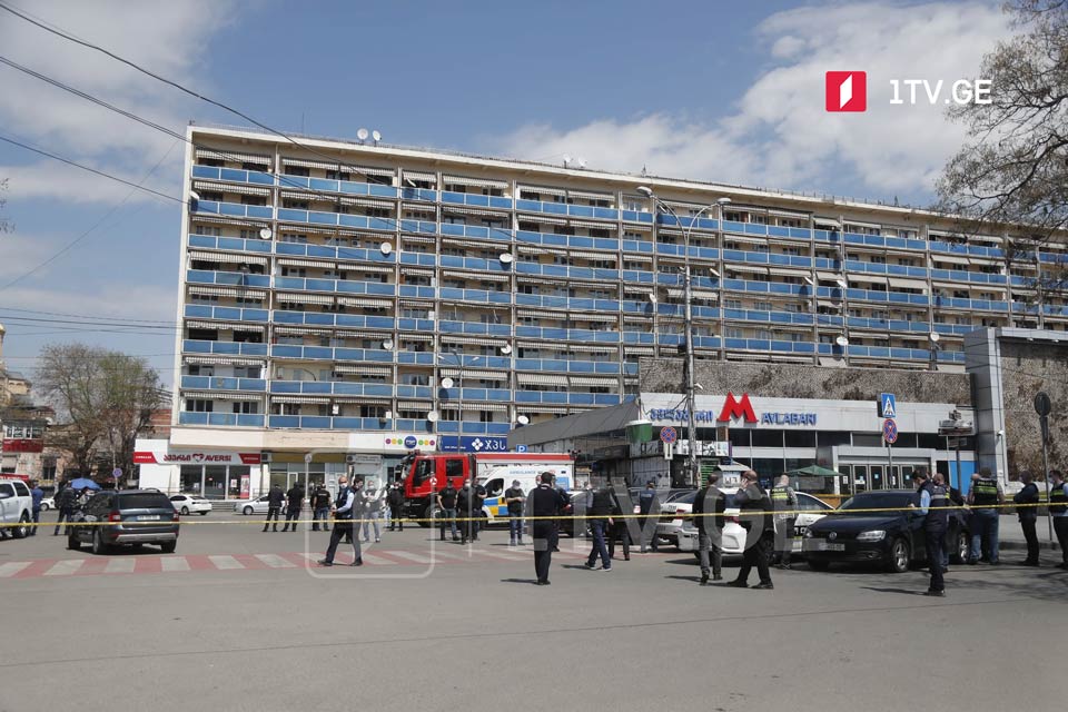 По имеющейся информации, вооруженный человек ворвался в отделение «Банка Грузии» возле метро Авлабари