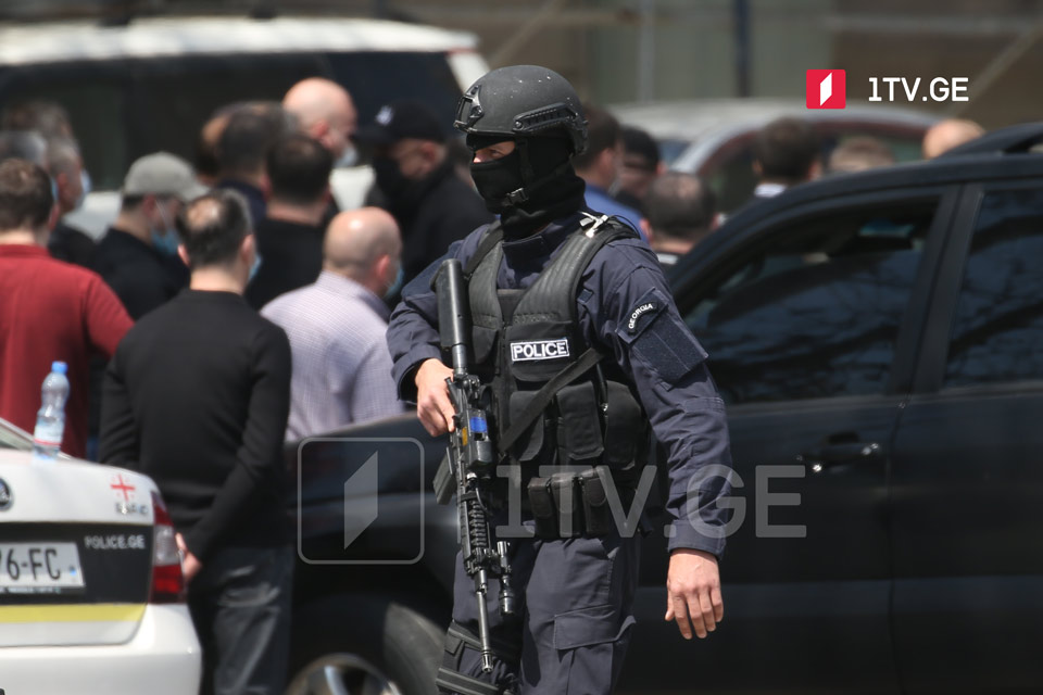 Правоохранители вывели из здания «Банка Грузии» нескольких человек [фото]