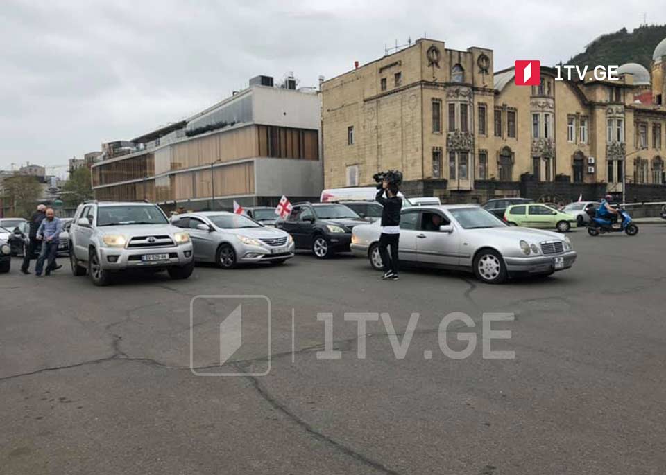 UNM drives in convoy to Rustavi Prison to support Nika Melia