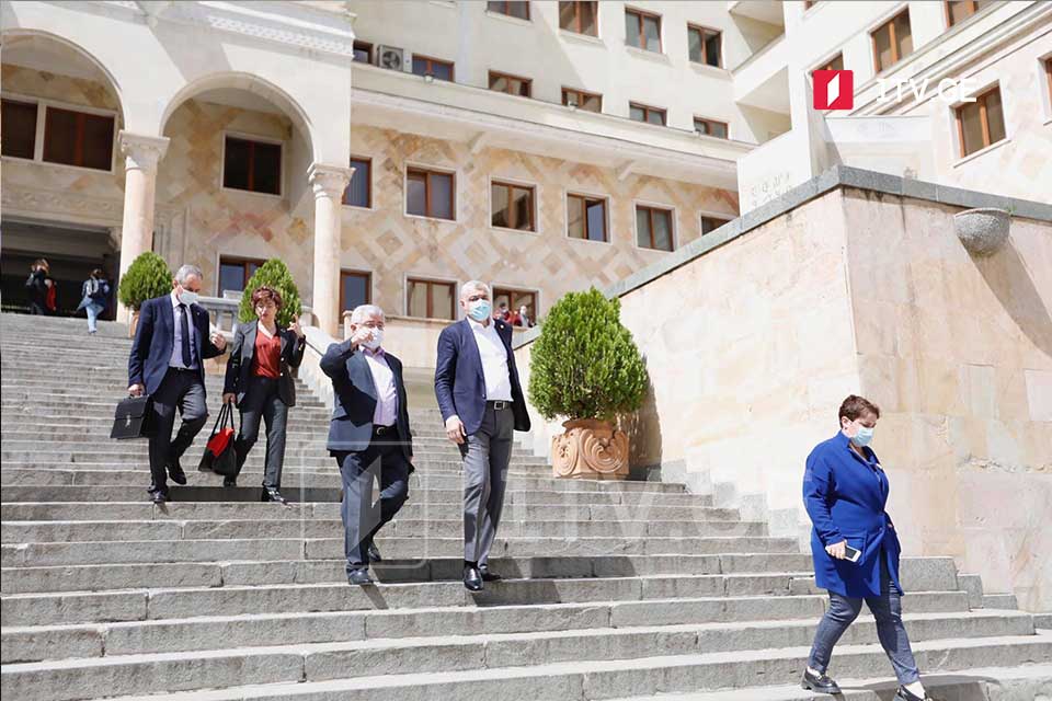 Депутаты от «Лело», «Гирчи», «Стратегии Агмашенебели», «Национального движения» и «Европейской Грузии» пришли в парламент [фото]
