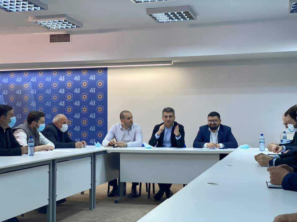 Մամուկա Մդինարաձեն և Դիմիտրի Սամխարաձեն «Վրացական երազանքի» կենտրոնական գրասենյակում անցկացրեցին տարածաշրջանային վարչության հանդիպում