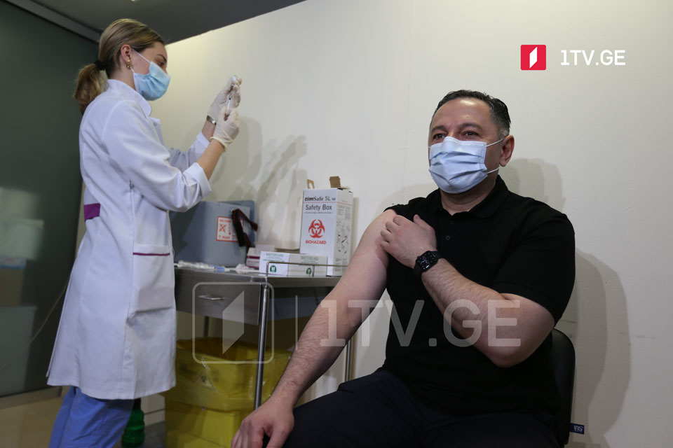 Вахтанг Гомелаури привили вакциной «Синофарм» в прямом эфире