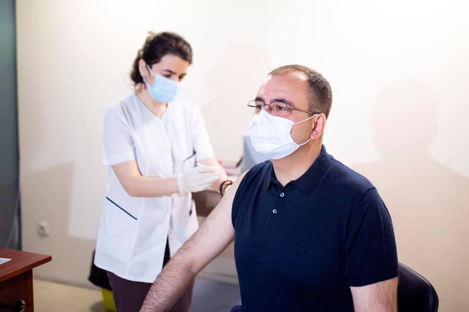 Министр юстиции привился вакциной «Синофарм»