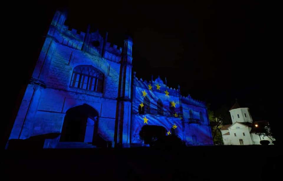 Дворец Дадиани в Зугдиди и Сванскую башню в Местия подсветили в цвета флага ЕС по случаю Дня Европы
