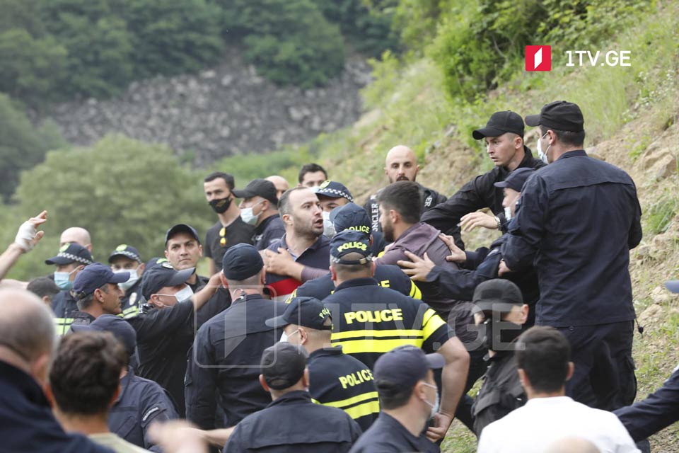 Dmanisinin girişində baş verən qarşıdurma zamanı Gürcüstanın Birinci Kanalının çəkiliş qrupuna hücum edildi