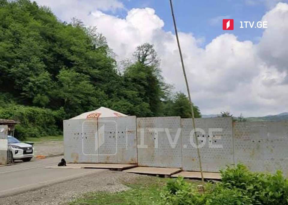Полиция возвела железные стены в поселке Гумати