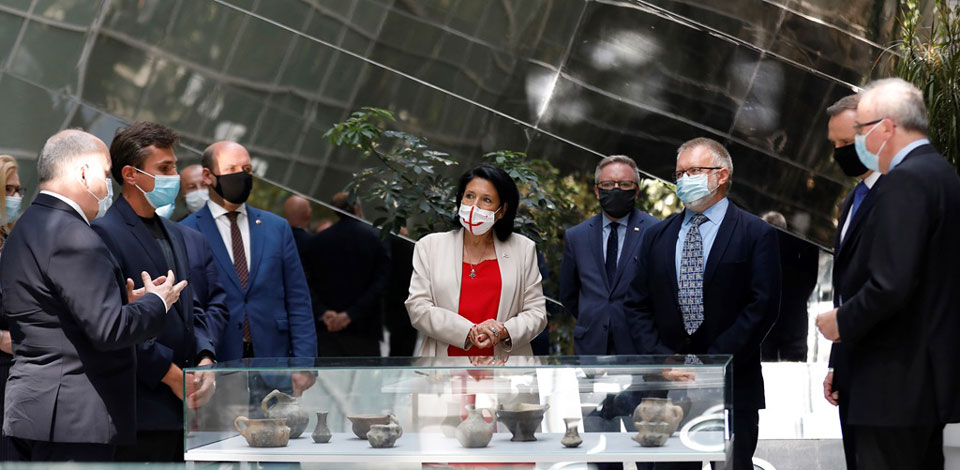 Georgian, Polish Presidents see artefacts exhibition at Orbeliani Palace