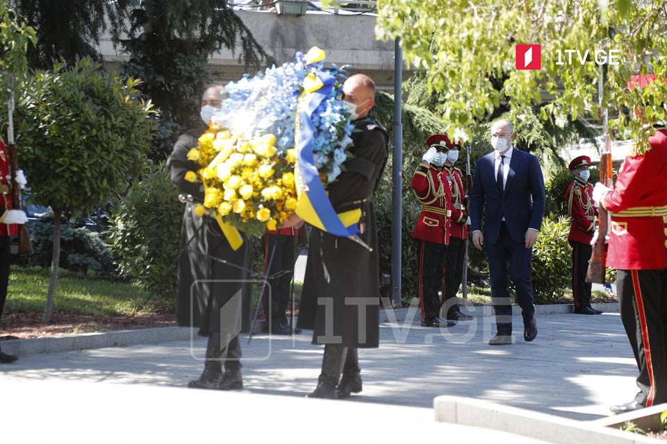 Премьер-министр Украины возложил венок к Мемориалу Героям, павшим за единство Грузии [фото]