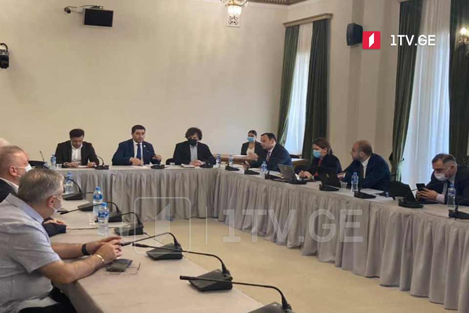 В парламенте проходит встреча политических партий для обсуждения рекомендаций Венецианской комиссии и ODIHR относительно избирательной реформы