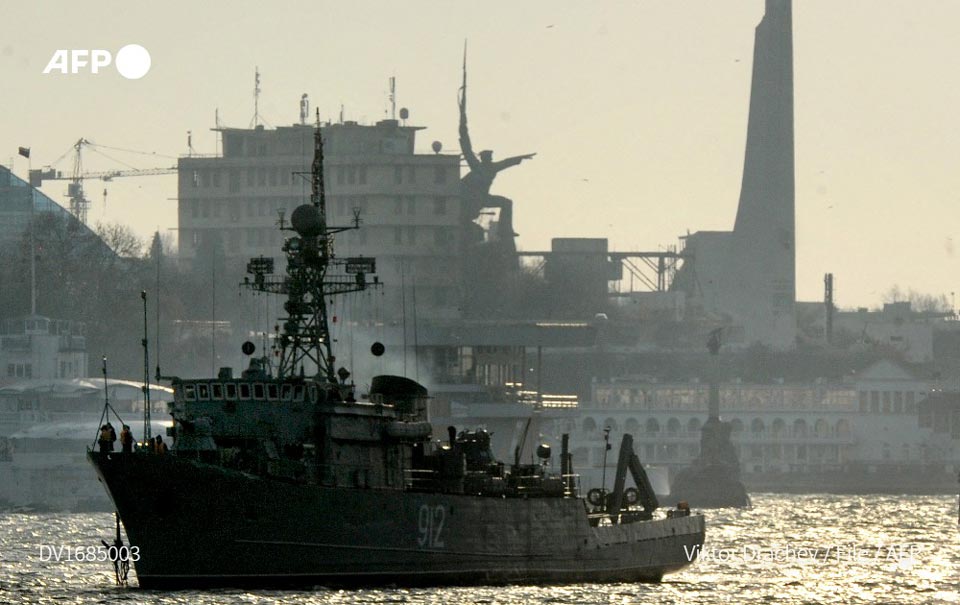 Великобритания опровергла сообщения о том, что Россия открыла огонь по её эсминцу