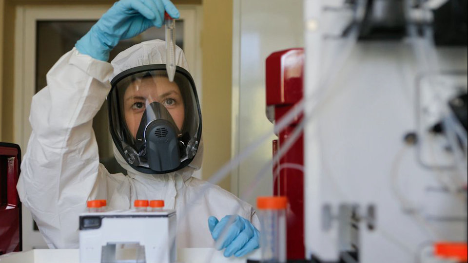В России за последние сутки подтверждено 23 543 случаев коронавируса, 672 пациента скончались