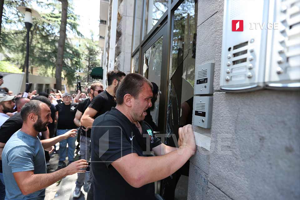 Противники «Тбилиси Прайд» разбили окна офиса движения «Сирцхвилия», расположенного позади здания парламента [фото]