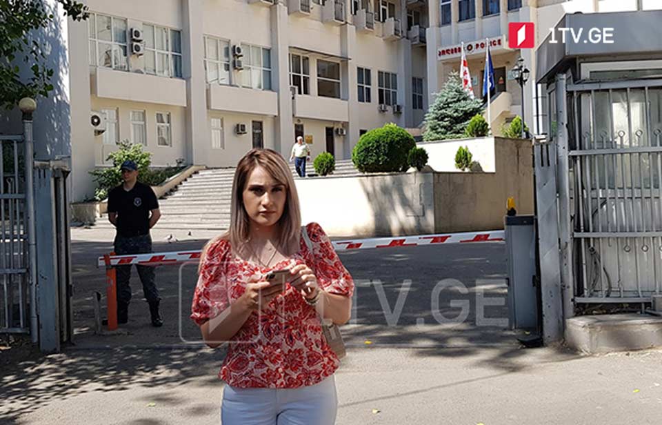Gürcüstanın Birinci Kanalının jurnalisti Ana Patsia, Rustaveli prospektində inkişaf edən hadisələrlə əlaqədar ifadə verir
