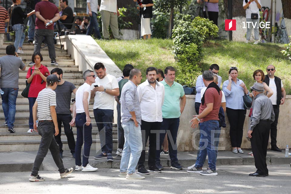 Media nümayəndələri bu vaxta qədər Parlamentin arxa girişində qalmaqdadılar (foto)