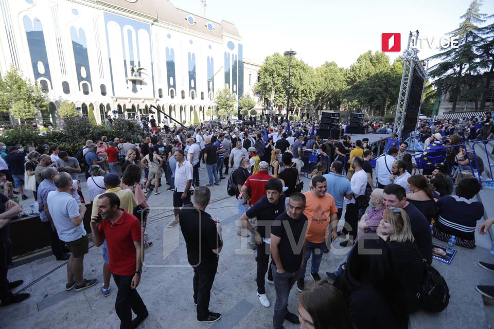 Protest of media at parliament (Photo)