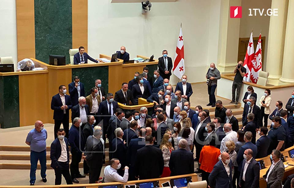 Сорвано заседание парламента Грузии, на котором должен был быть заслушан Вахтанг Гомелаури