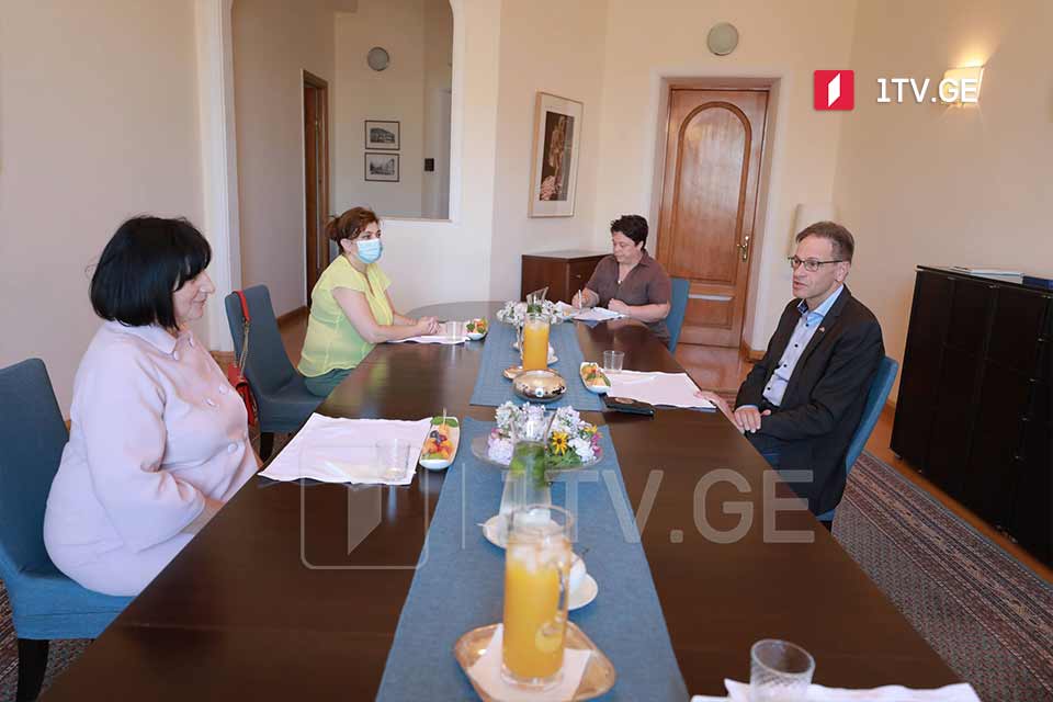 Председатель Попечительского совета Общественного вещателя Ирина Путкарадзе, и член совета Бела Осипова встретились с послом Германии в Грузии Хубертом Книршем