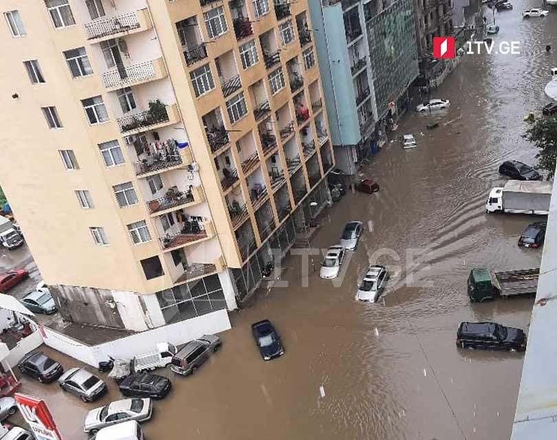 В результате проливного дождя в Батуми затопило улицы и первые этажи жилых домов