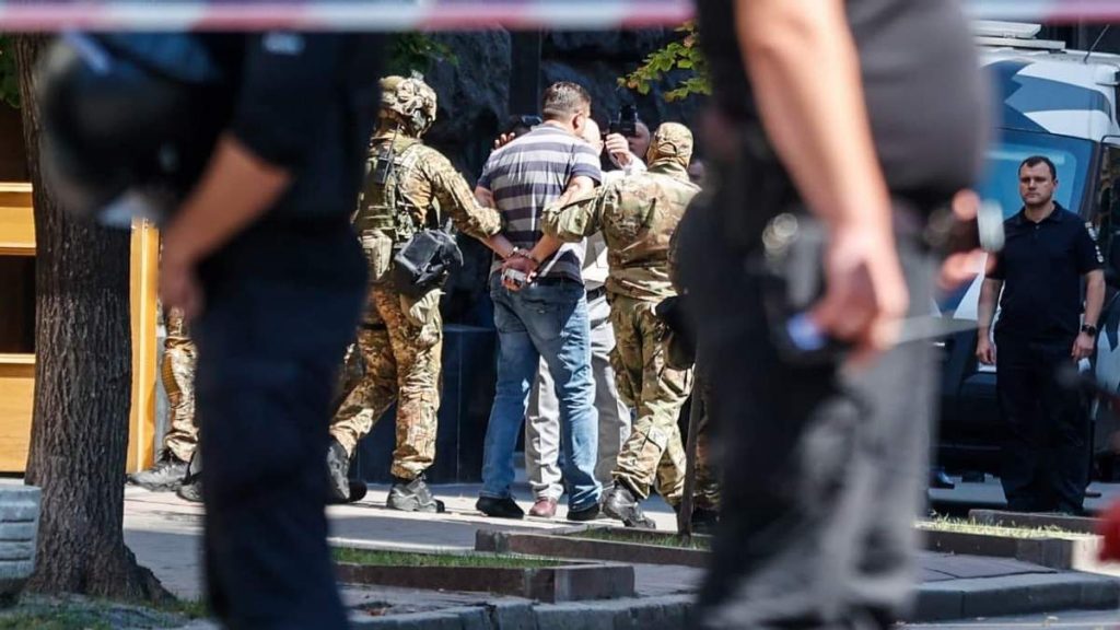 В Киеве задержали мужчину, который угрожал  взорвать гранату в здании Кабинета министров