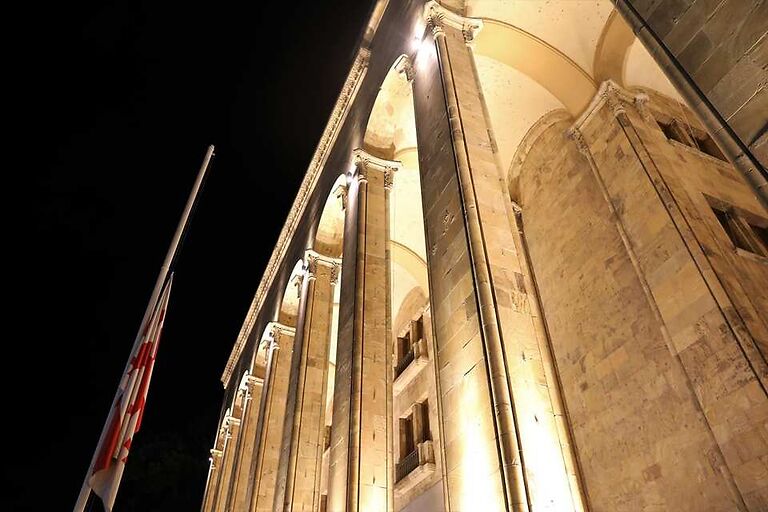 В связи с 13-й годовщиной Августовской войны на всех государственных зданиях Грузии приспущены государственные флаги (фото)