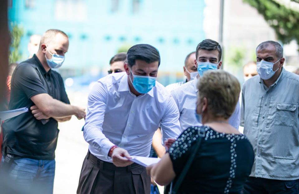Мэр Тбилиси вручил свидетельства о праве на собственность 36 семьям, проживающим в Глданском районе