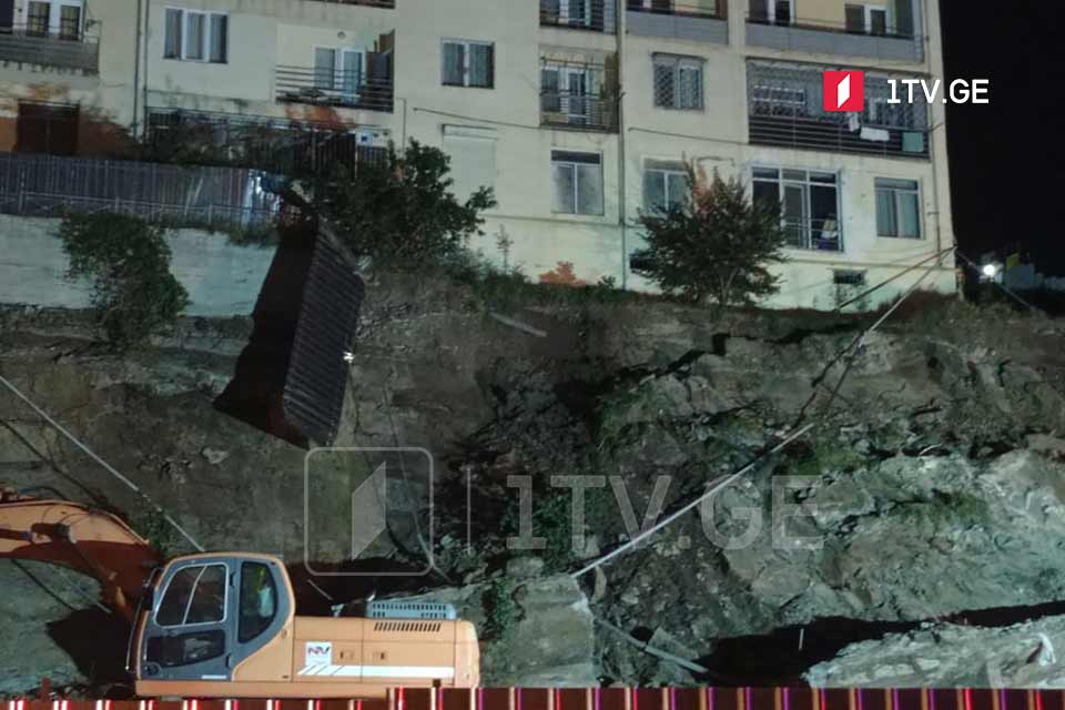 В Тбилиси на улице Лорткипанидзе обрушилась часть склона