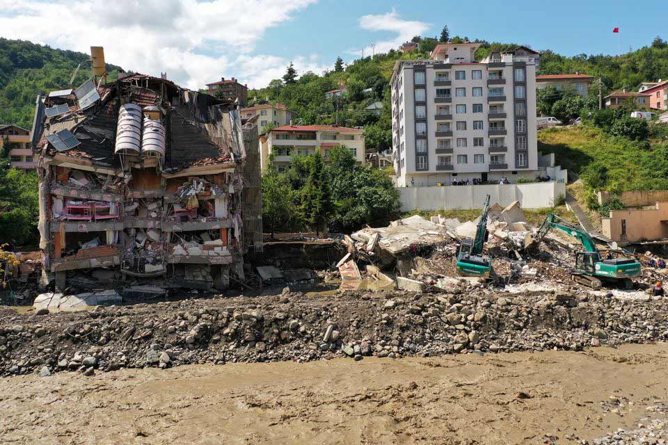 Количество погибших от наводнений в Турции увеличилось до 58