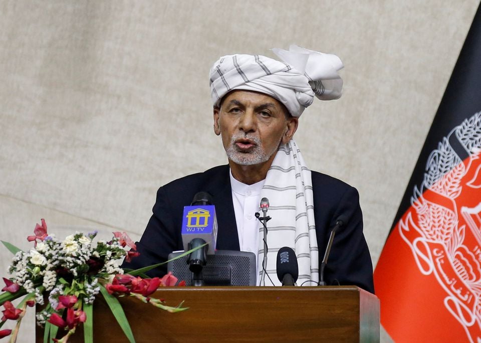 Reuters - Президент Афганистана покинул страну