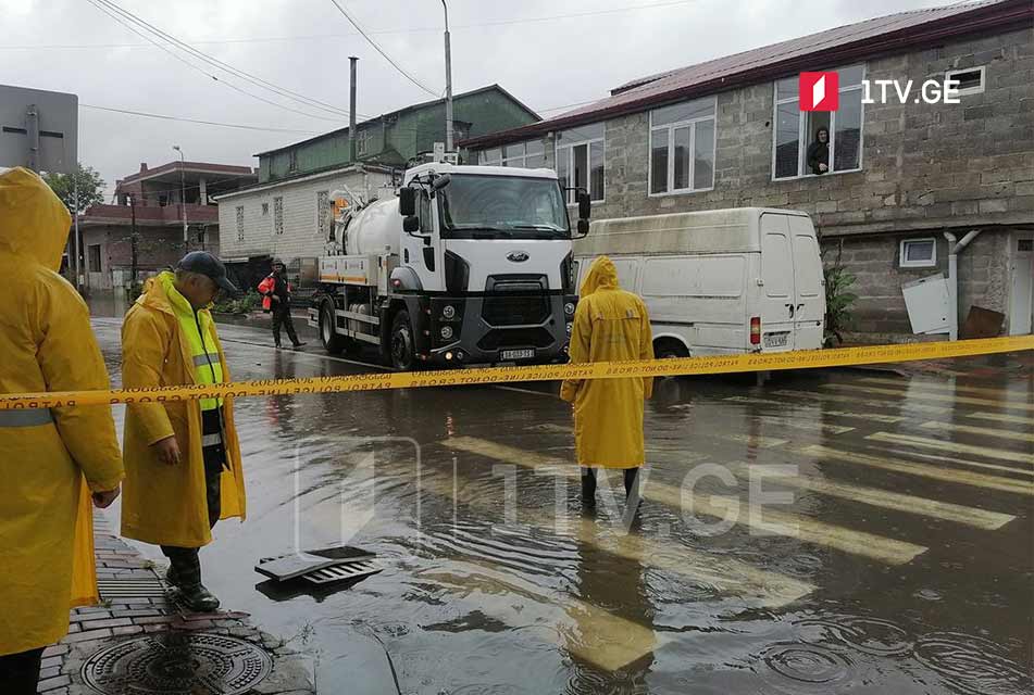 Հորդառատ անձրևի հետևանքով հեղեղվել են Բաթումիի փողոցները