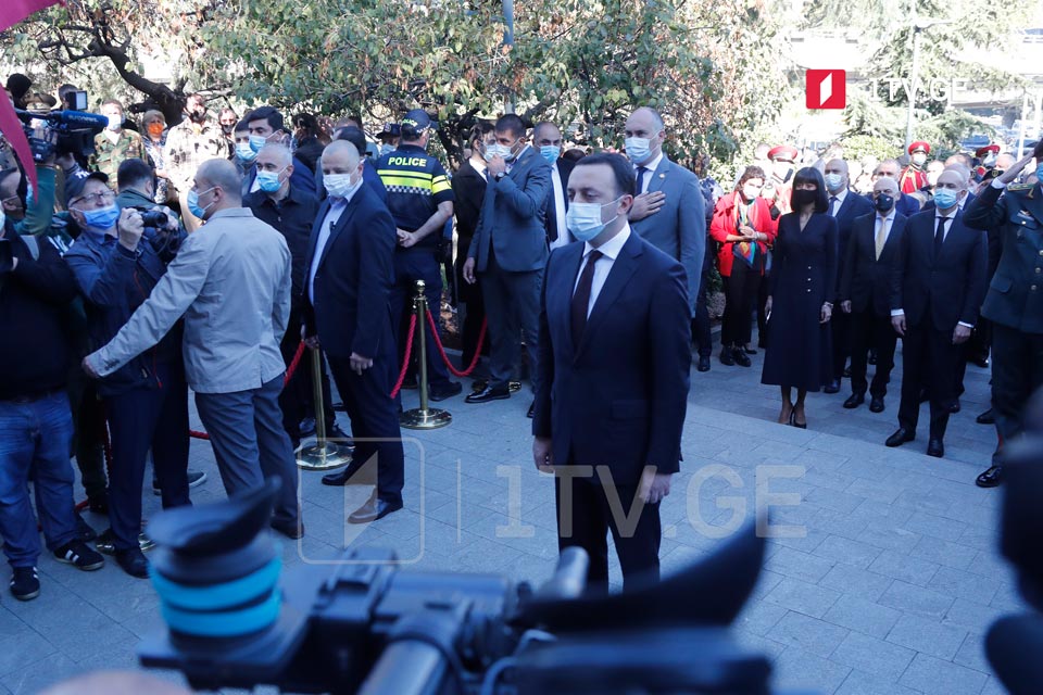 Ираклий Гарибашвили возложил венок к Мемориалу героям, погибшим в борьбе за единство Грузии