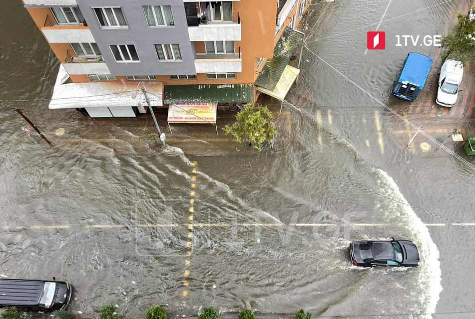 Batumidə güclü yağı nəticəsində bir neçə küçəni su basdı