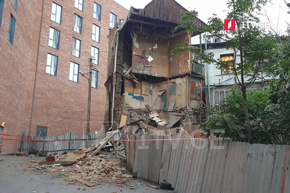 В Тбилиси обрушилась часть трехэтажного дома, никто не пострадал