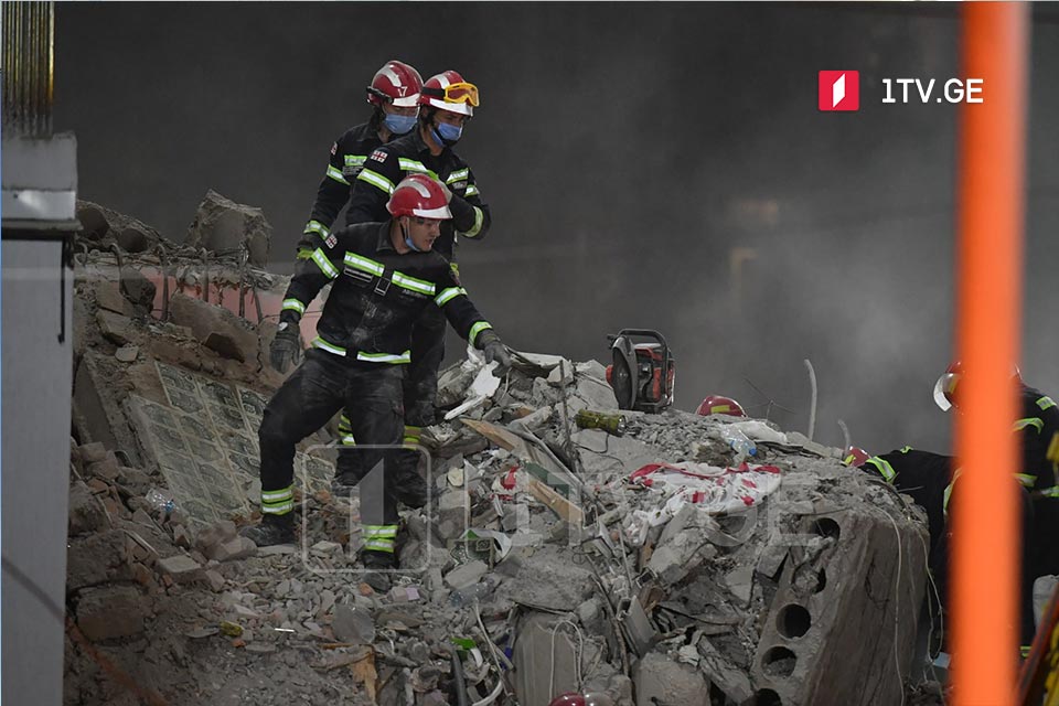 Woman pulled from rubble dies at hospital