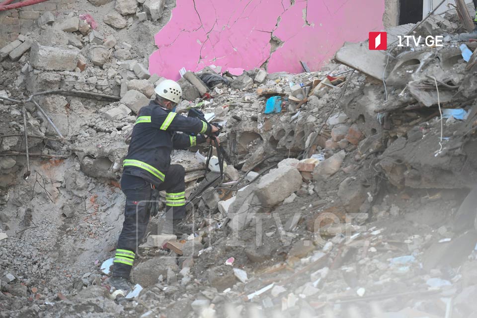 В Батуми спасатели извлекли из-под обломков здания еще одного погибшего