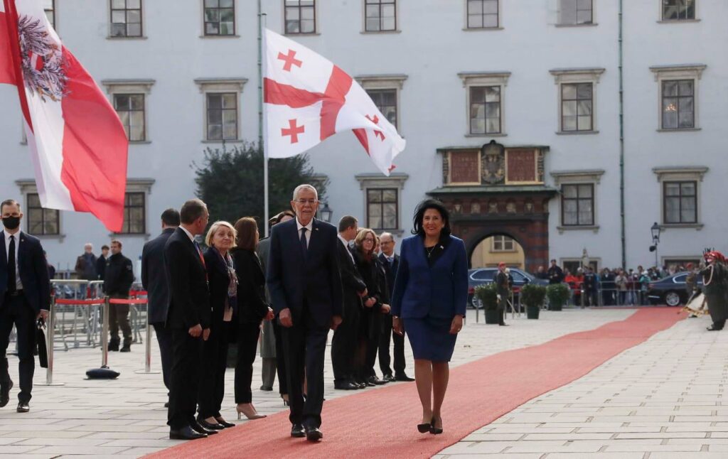 Во дворце Хофбург президента Австрии состоялась официальная церемония встречи Саломе Зурабишвили