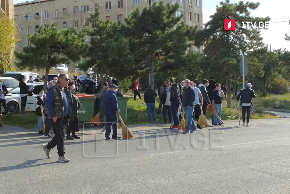 UNM supporters encounter brooms and crutches in Kakheti and Gori