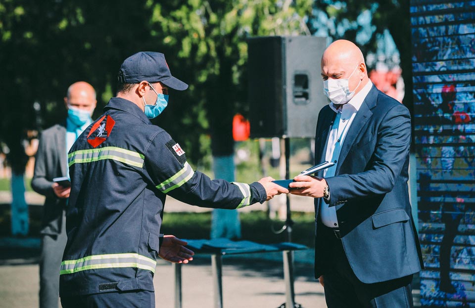 За выдающийся профессионализм в проведении поисково-спасательных мероприятий при обрушении здания в Батуми награждены пожарные