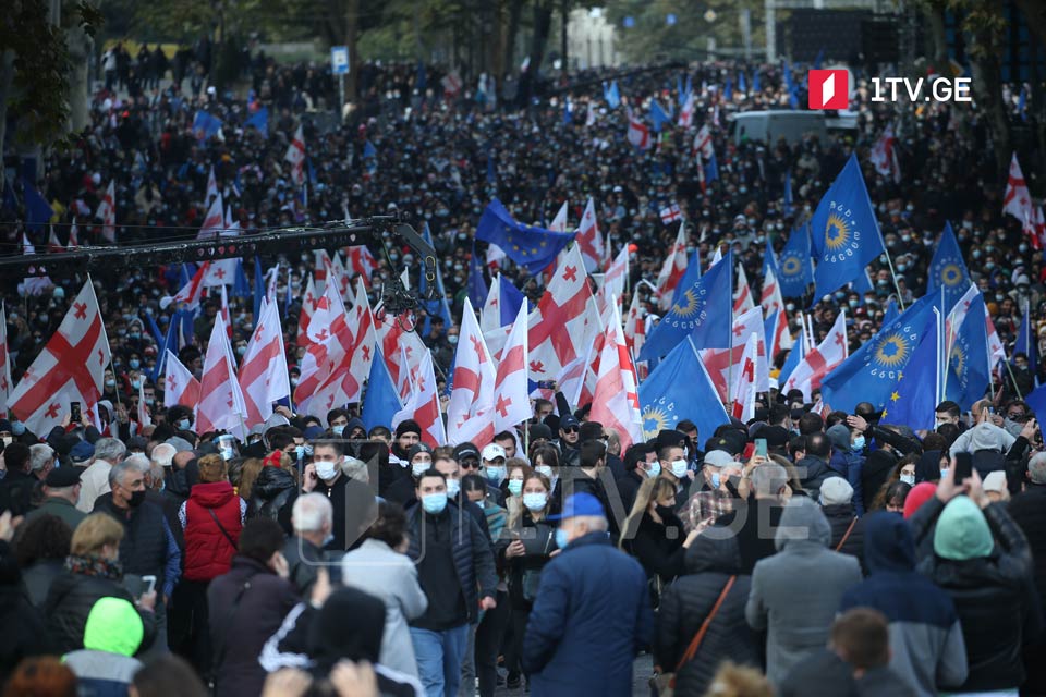 На площади Свободы готовятся к итоговому предвыборному собранию «Грузинской мечты»