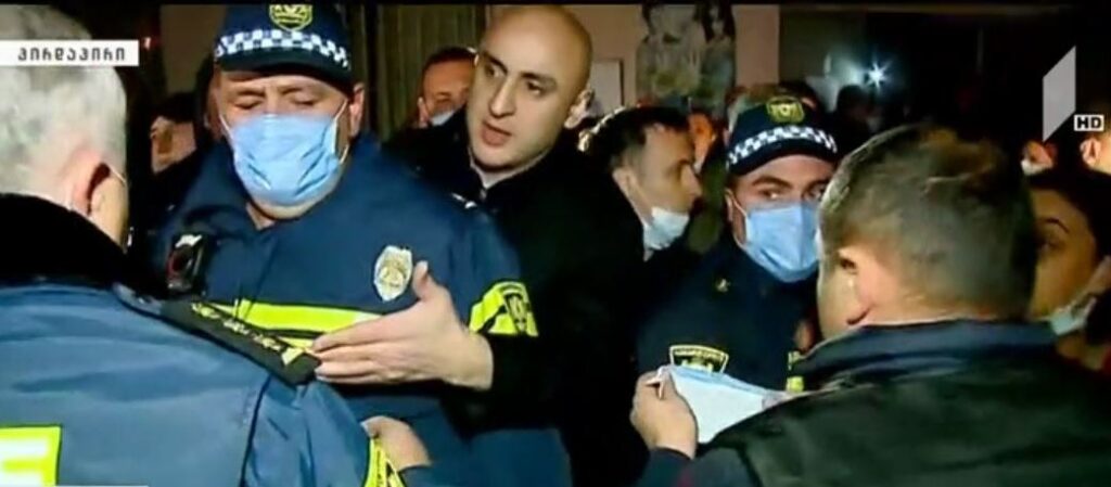 На одном из избирательных участков в Тбилиси ударили Нику Мелия