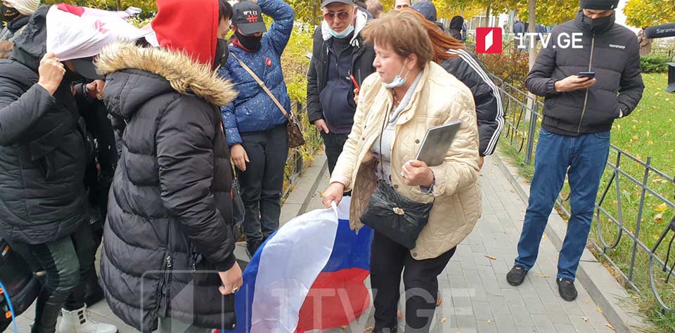 Сторонники Михаила Саакашвили в знак протеста растоптали российский флаг во дворе Тбилисского городского суда, а затем выбросили его в мусорную урну