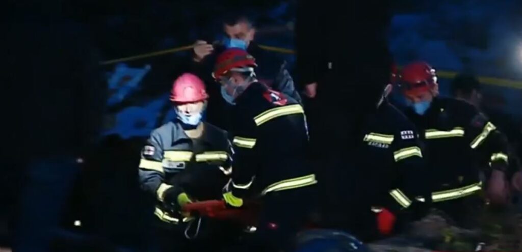 Спасатели достали из-под земли одного человека в шахте Ткибули