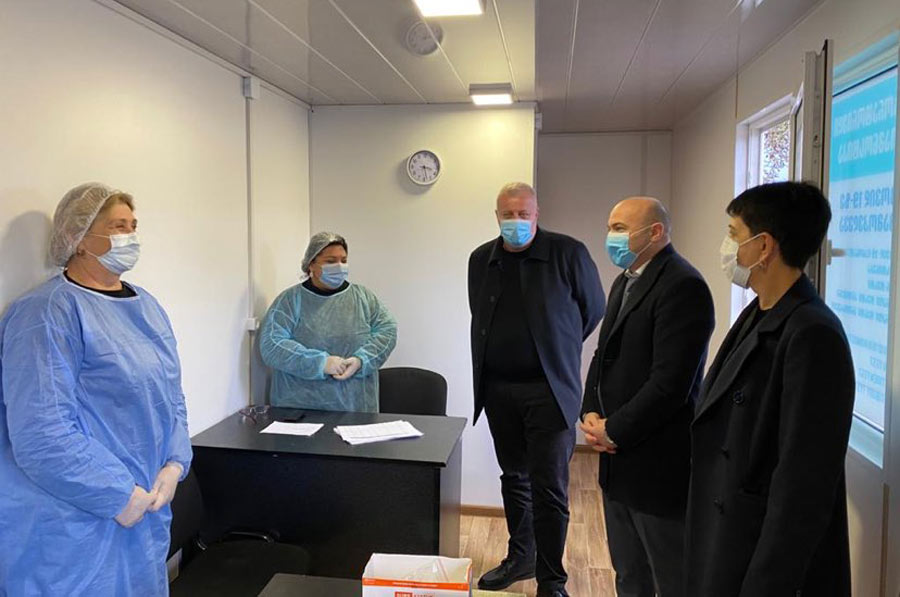 Заместитель министра здравоохранения Георгий Цоцколаури ознакомился с работой нового центра вакцинации, обустроенного на оккупационной линии