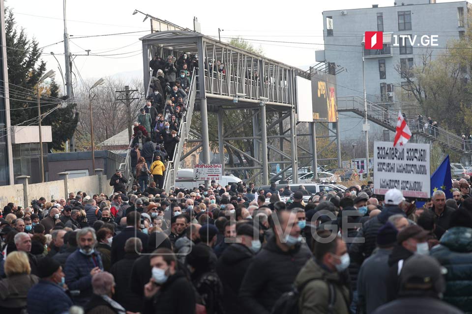 Сторонники Михаила Саакашвили собрались перед Тбилисским городским судом