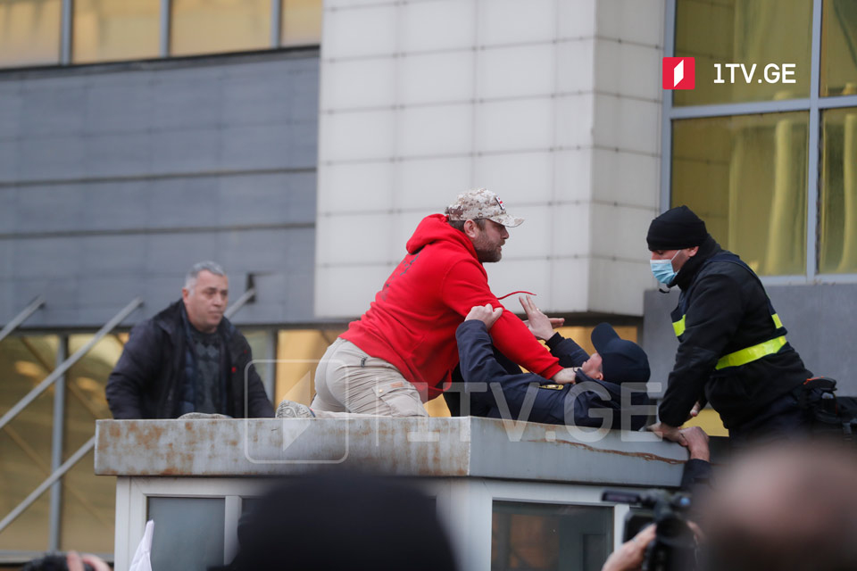 Около Тбилисского городского суда произошло противостояние [фото]