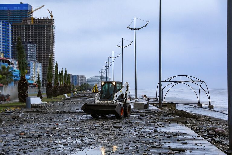 Fırtına Batumidə, bulvarın bir neçə hissəsinin infrastrukturuna ziyan vurdu