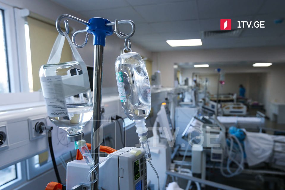 По словам министра здравоохранения, «Омикрон» протекает достаточно легко и количество госпитализаций значительно снижается