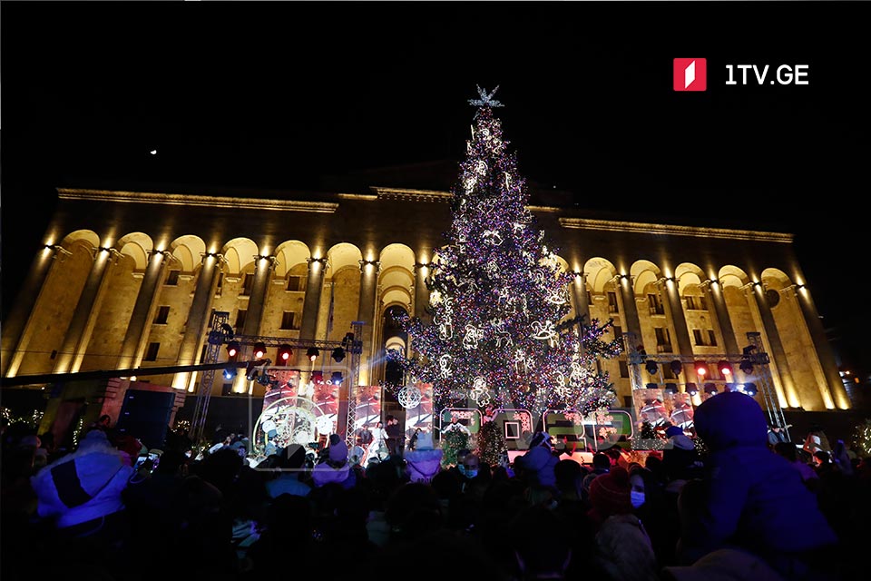 На проспекте Руставели зажгли главную новогоднюю елку столицы [фото]